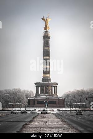Blick auf die Siegessäule in Berlin mit Schnee, Berlin, Deutschland Stockfoto