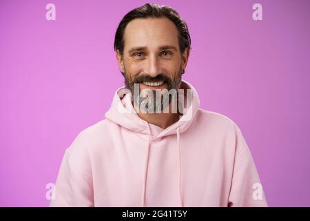 Waist-up glücklich fröhlich kaukasischen bärtigen Mann grauen Haaren in rosa trendigen Hoodie lächelnd breit fühlen sich gesund besuchen Turnhalle führen aktiv Stockfoto