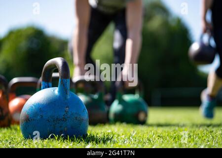 kettlebells im grünen Gras - Fitness-Konzept im Freien Stockfoto