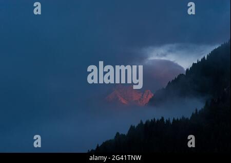 Erster Sonnenstrahl auf dem Monte Bivera in den östlichen Karnischen Alpen in der Provinz Udine in der Region Friaul-Julisch Venetien. Italien Stockfoto