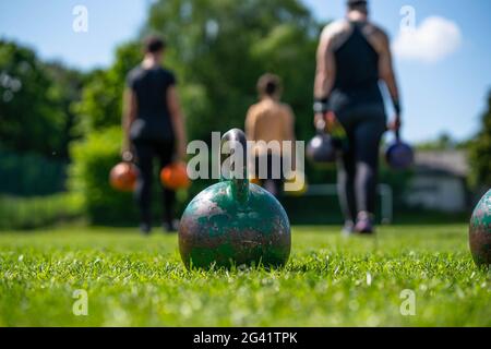 kettlebells im grünen Gras - Fitness-Konzept im Freien Stockfoto