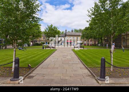 Sommertag am Norfolk Square, Glossop, Derbyshire, wo sich die Menschen in der Sonne entspannen. Stockfoto