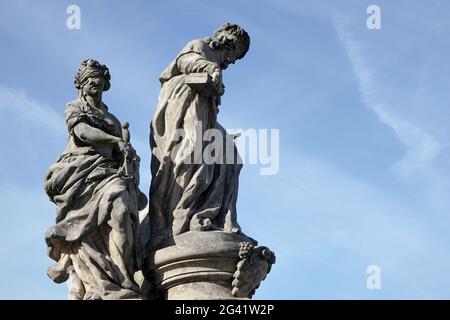 St. Ivo Statue auf der Karlsbrücke in Prag Stockfoto