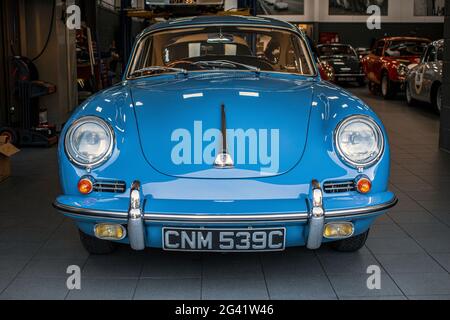 Klassischer Porsche 356 SC, 1964 in der Garage Stockfoto