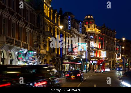 Eine Aufnahme von Verkehr und Neonlicht in der Shaftesbury Avenue in London, Großbritannien. Stockfoto