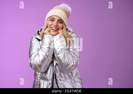 Entzückt charmante zärtliche Frau in stilvollen niedlichen Hut silber glänzend Jacke lehnen Kinn Hände lächelnd seufzend genießen beobachten Lovel Stockfoto