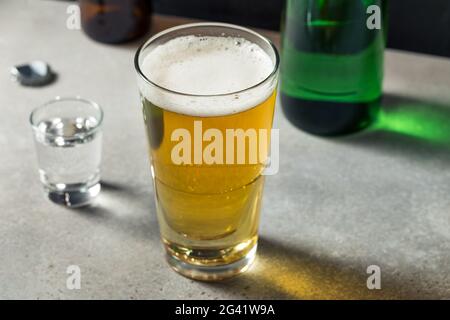 Erfrischender Soju Bomb Cocktail mit Bier Stockfoto