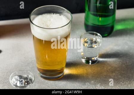 Erfrischender Soju Bomb Cocktail mit Bier Stockfoto