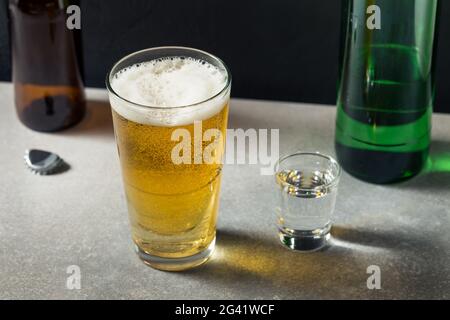 Erfrischender Soju Bomb Cocktail mit Bier Stockfoto