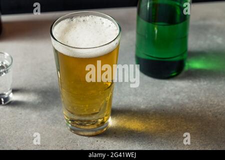 Erfrischender Soju Bomb Cocktail mit Bier Stockfoto