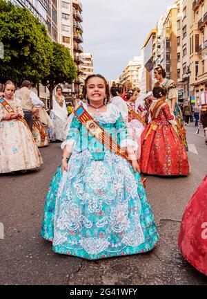 Mädchen in traditioneller Kleidung während der Fallas oder Falles, eine traditionelle Feier, die jährlich zum Gedenken an den heiligen Josef, Valencia, Spanien, stattfindet