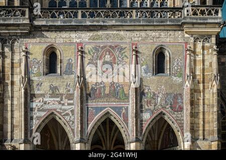Detail der Fassade des St Vitus Cathedral in Prag Stockfoto