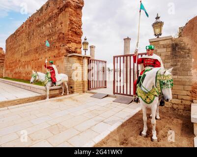 Königliche Wachen auf Pferden vor dem Hassan-Turm und Mausoleum von Mohammed V., Rabat, Rabat-Sale-Kenitra Region, Marokko Stockfoto