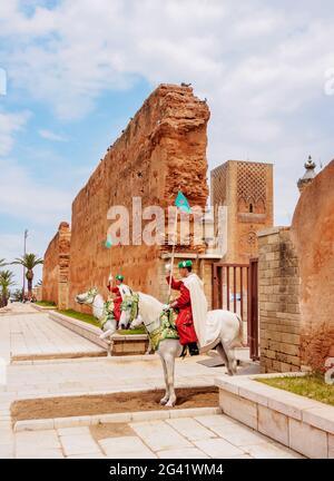 Königliche Wache auf einem Pferd vor dem Hassan-Turm und Mausoleum von Mohammed V., Rabat, Rabat-Sale-Kenitra Region, Marokko Stockfoto