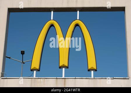 Warschau, Polen. Juni 2021. Das McDonald's-Logo der amerikanischen Fast-Food-Kette ist am 18. Juni 2021 in Warschau, Polen, abgebildet. Quelle: Aleksander Kalka/ZUMA Wire/Alamy Live News Stockfoto