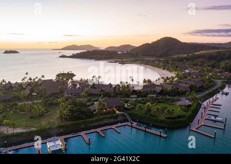 Luftaufnahme des Yachthafens im Six Senses Fiji Resort bei Sonnenuntergang, Malolo Island, Mamanuca Group, Fidschi-Inseln, Südpazifik Stockfoto