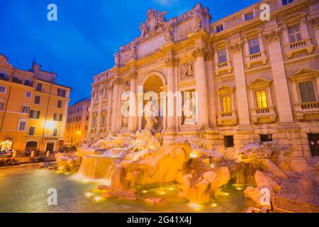 Der Trevi-Brunnen erleuchtet in der Nacht, Rom, Italien Stockfoto