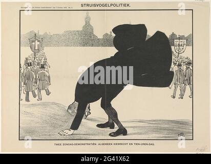 Karikatur zu zwei politischen Themen, 1910; Straußenpolitik / zwei Sonntage demonstrieren: Stimmrecht und zehn-Stunden-Tag. Karikatur zu zwei politischen Fragen: Der allgemeinen Wahl und dem Jugendarbeitstag. Ein Politiker steckt seinen Kopf in den Sand, im Hintergrund zwei politische Demonstrationen der christlichen Parteien und der SDAP. Erschien als Anhang des neuen Amsterdammer vom 7. Oktober 1910, Nr. 4. Stockfoto