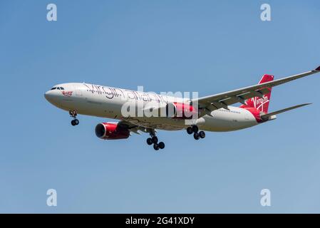 Virgin Atlantic Airways Airbus A330 Jet-Linienflugzeug G-VINE mit dem Namen Champagne Belle landet am Flughafen London Heathrow, Großbritannien, in blauem Himmel. Finale Stockfoto