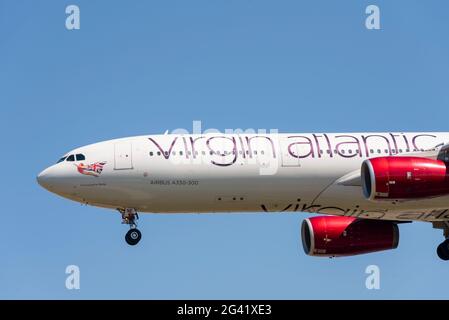 Virgin Atlantic Airways Airbus A330 Jet-Linienflugzeug G-VINE mit dem Namen Champagne Belle landet am Flughafen London Heathrow, Großbritannien, in blauem Himmel Stockfoto