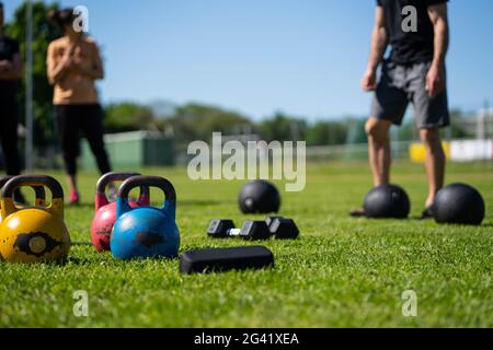 Kettlebell Gewichtheben. Gruppentraining nach einem Lockdown außerhalb der Stadt. Mach dich fit Stockfoto