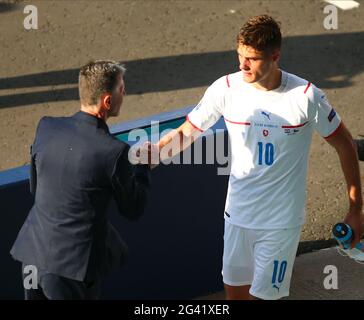 Hampden Park, Glasgow, Großbritannien. Juni 2021. Fußballeuropameisterschaften 2021, Kroatien gegen Tschechien; Tschechischer Manager Jaroslav Silhavy und Patrik Schick aus der Tschechischen Republik geben sich nach dem Spiel die Hände Kredit: Action Plus Sports/Alamy Live News Stockfoto