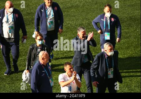 Hampden Park, Glasgow, Großbritannien. Juni 2021. Fußballeuropameisterschaften 2021, Kroatien gegen Tschechien; der Manager der Tschechischen Republik, Jaroslav Silhavy, applaudiert den Fans beim Verlassen des Platzes Credit: Action Plus Sports/Alamy Live News Stockfoto