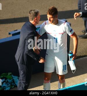 Hampden Park, Glasgow, Großbritannien. Juni 2021. Fußballeuropameisterschaften 2021, Kroatien gegen Tschechien; tschechischer Manager Jaroslav Silhavy feiert mit Torschütze Patrik Schick von Tschechien Credit: Action Plus Sports/Alamy Live News Stockfoto