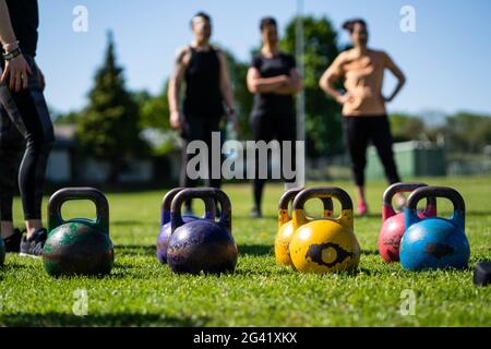 Kettlebell Gewichtheben. Gruppentraining nach einem Lockdown außerhalb der Stadt. Mach dich fit Stockfoto