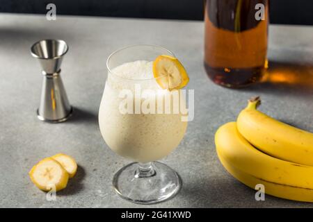 Erfrischende, gefrorene Banane Daiquiri mit Rum und Zitrone Stockfoto