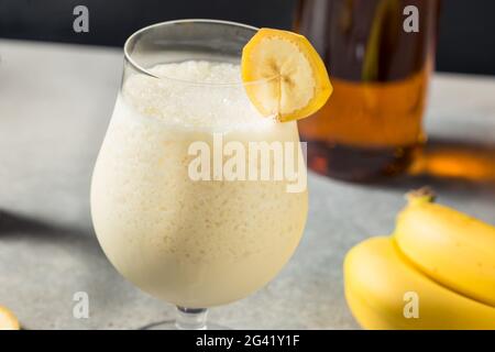 Erfrischende, gefrorene Banane Daiquiri mit Rum und Zitrone Stockfoto