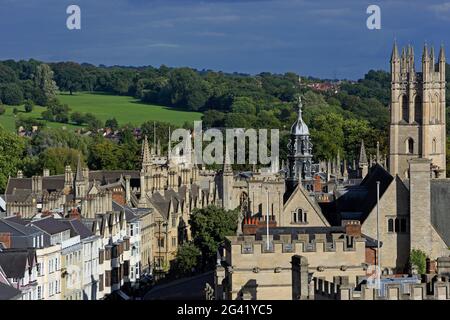 Blick vom Turm der St. Mary The Virgin Kirche auf die High Street und die Hügel des South Park, Oxford, Oxfordshire, England Stockfoto