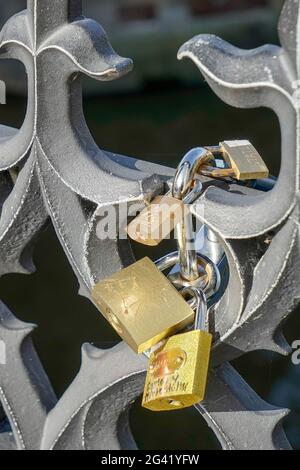 Vorhängeschlösser auf dem Geländer der Karlsbrücke in Prag Stockfoto