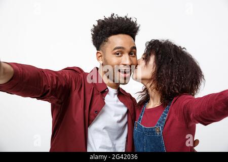 In der Nähe von attraktiven Afrikanische amerikanische Paar einen selfie mit niedlichen Geste. Stockfoto