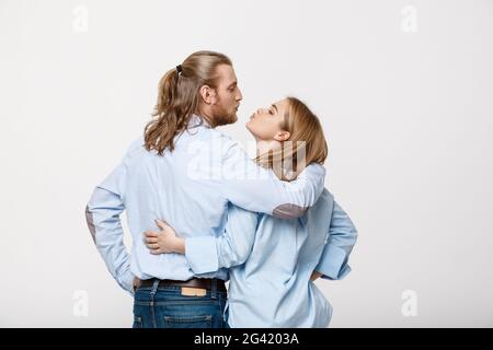 Junge kaukasier Paar küssen über isoliert weißer studio Hintergrund. Stockfoto