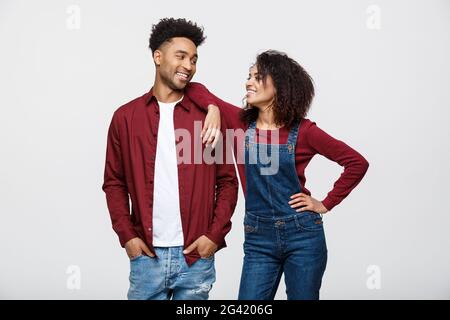 Schöne Portrait Of Happy African American Paar über Weiß isoliert Stockfoto