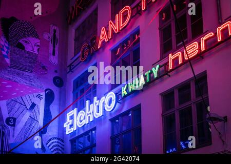 Neon-Seitengallerie bei Nacht, galerie neonów, Ruska 46c, Breslau, Niederschlesien, Polen Stockfoto