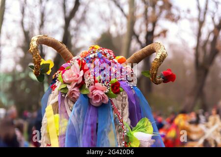 Mummers führen Rituale durch, um böse Geister zu scheuern Menschen mit den Masken werden in Pernik, Bulgarien, Kuker oder Kukeri genannt Stockfoto