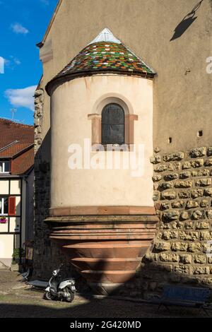 Architektur auf dem Place du Chateau Square in Eguisheim in Haut-Rhin-Elsass-Frankreich Stockfoto