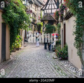 Touristen erkunden Eguisheim in Haut-Rhin-Elsass-Frankreich Stockfoto