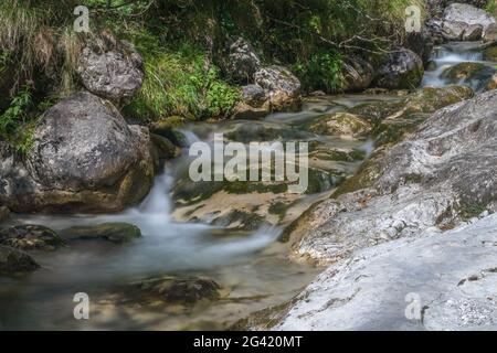 Kleine Wasserfälle auf der Val Vertova Torrent Lombardei in der Nähe von Bergamo in Italien Stockfoto