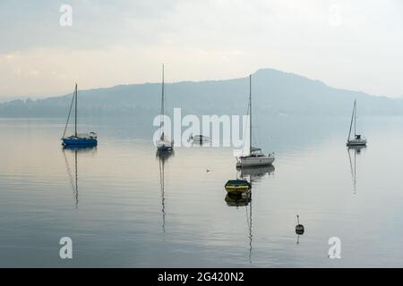 Yachten in den frühen Morgennebel in Lesa See Maggiore Piemont Italien Stockfoto