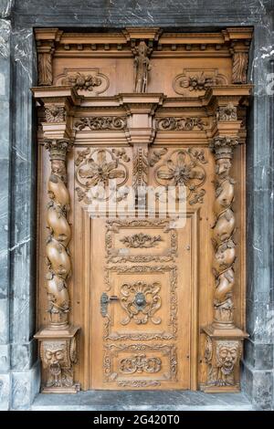 Geschnitzte Holztür St. Theodul Kirche in Sachseln Obwalden in der Schweiz Stockfoto