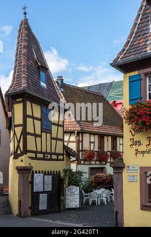 Architektur von Eguisheim in Haut-Rhin-Elsass-Frankreich Stockfoto