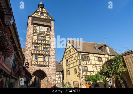 Architektur von Riquewihr im Elsass Haut-Rhin Stockfoto