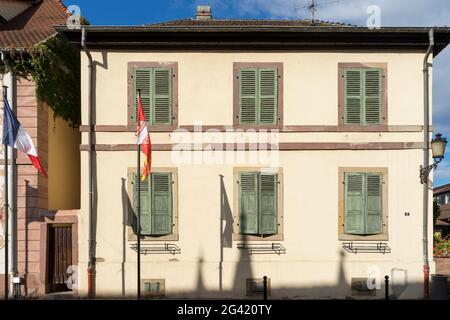 Architektur von Eguisheim in Haut-Rhin-Elsass-Frankreich Stockfoto