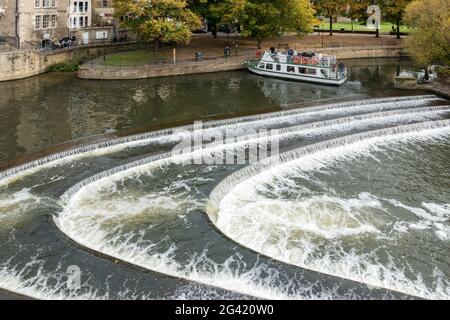 Tourenboot in der Nähe der Wehr neben Pulteney Bridge in Bath Somerset Stockfoto