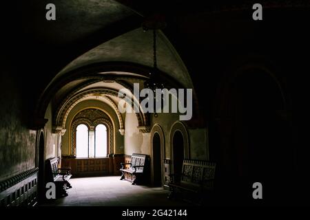 SCHWANGAU, DEUTSCHLAND - 10. MÄRZ 2018: Das Innere von Schloss Neuschwanstau in Schwangau, Deutschland. Ein altes Fenster und zwei hölzerne ben Stockfoto