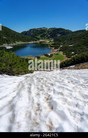 Atemberaubende Kreiner See in tirol almberge Österreich sonniges Sommerwetter mit Schnee. Stockfoto