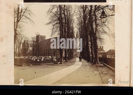 Blick auf den Friedhof und die Kathedrale von Winchester, eine Gasse im Vordergrund. Teil des englischen Familienalbums mit Fotos von Menschen, Reisen, Cricket und Kunstwerken. Stockfoto